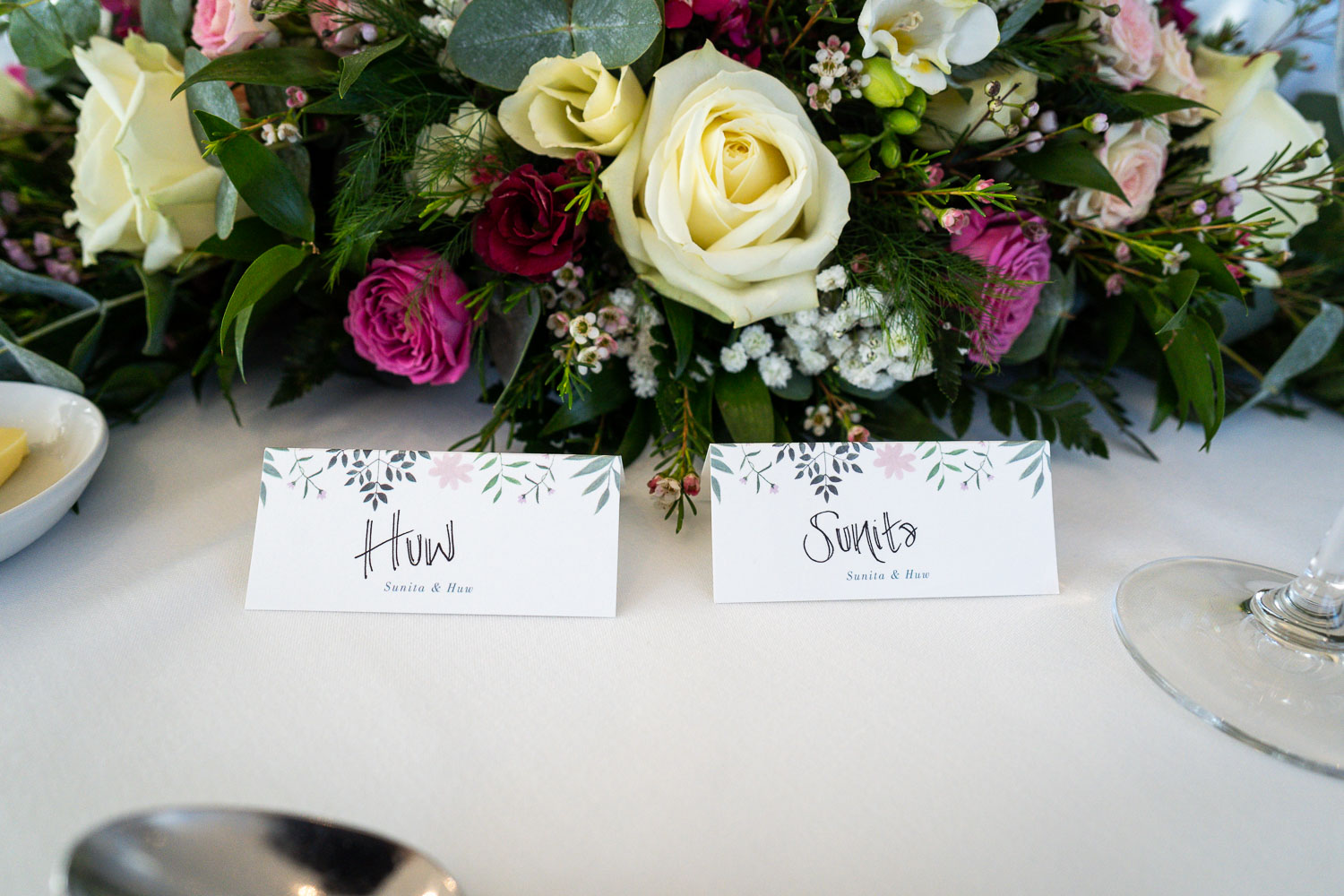 Elegant wedding table centrepiece with roses by Southampton wedding photographer John Watson